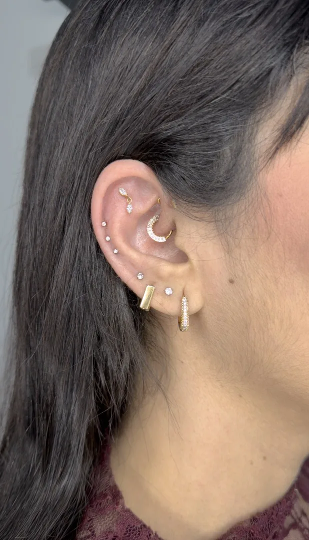Aplicação de piercing na orelha com o Método Defendi Indolor